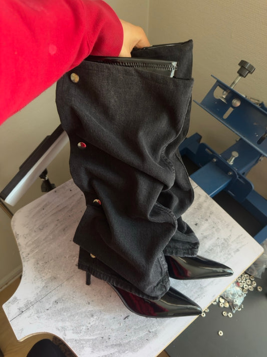 SHINY BLACK DENIM HEELS